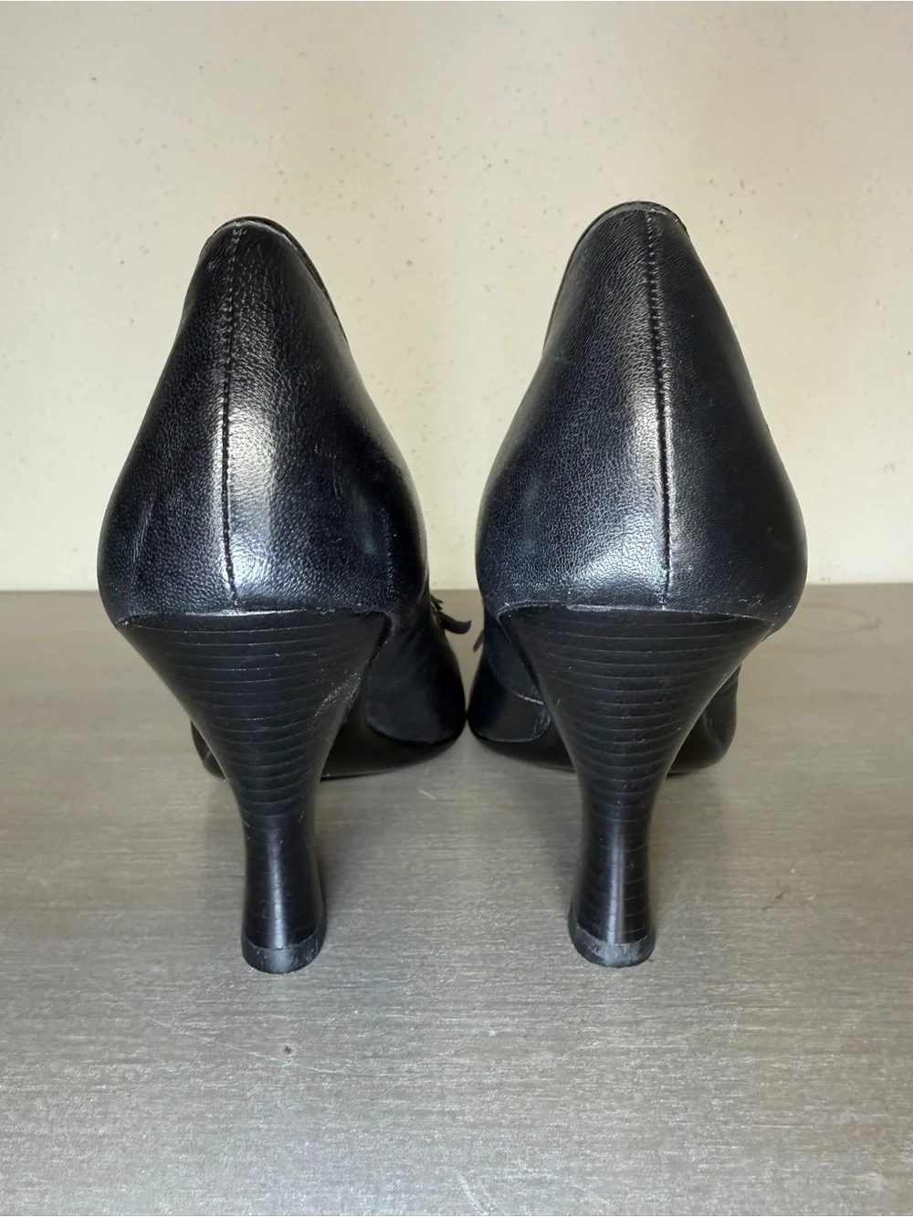Söfft Black Leather Floral Pump Heels 9M Good Condition Classic Women's Shoes